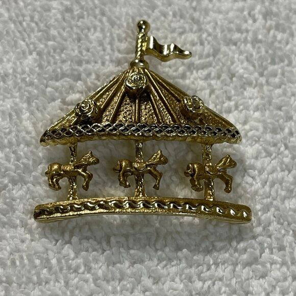 Vintage Carousel ornate gold tone large minamal wear - Picture 1 of 6